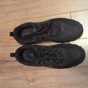 Men's size 11 Under Armour all black training shoes in great condition